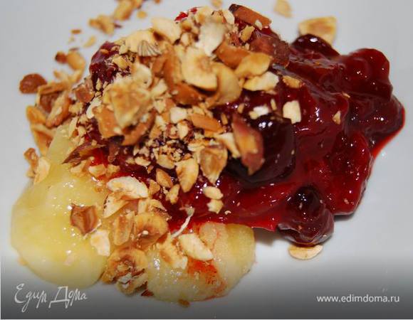 Из ягод кизила удаляем косточки, добавляем дробленый фундук,мед, немного свежей мяты.