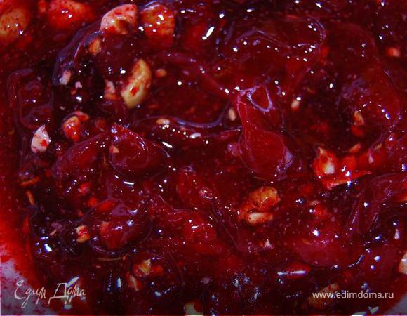 Муки добавляем до консистенции густой сметаны. 