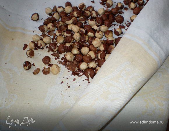 Собрать ядра орехов в полотенце и покатать по рабочей поверхности стола