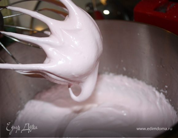 1. Желатин сбиваем с теплой водой в чаше миксера\комбайна.