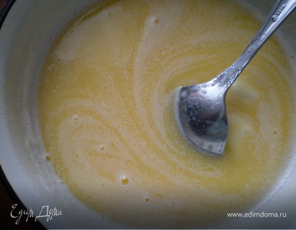 Растопленное сливочное масло (рецепт топленого масло тут :http://www.koolinar.ru/recipe/view/88472) взбить с яйцом и тёплым молоком, затем добавить дрожи, сахар, кардамон, сметану.