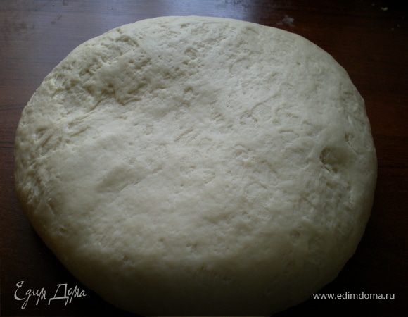 Далее малыми порциями просеянную муку. Вымешивать 15 минут. Тесто должна получится гладкой, слегка крутой ,эластичной и не липнущим к рукам. Завернуть пиш пленкой, отложить на 20 мин. Тесто не должна подойти, иначе нанесенные узоры , при выпекании исчезнут с поверхности шекербуры.