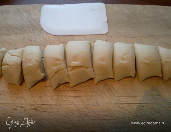 Теста раскатать в жгут, нарезать на кусочки.