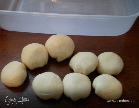 Сформировать небольшие шарики, размером шаров настольного тенниса