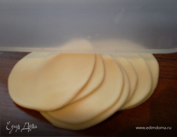 Каждый шарик раскатать на маленькие кружочки раз .10Х10см и до толщины 1 см. Накрыть крышкой.