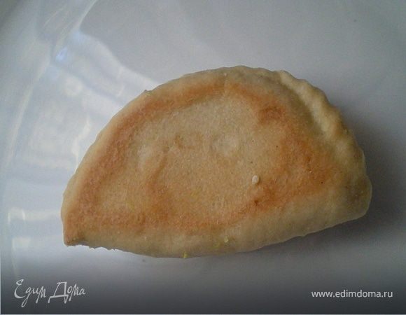 Готовность можно, определить, приподняв ее. Она должна быть крепенькая, а низ — слегка поджаристым. 