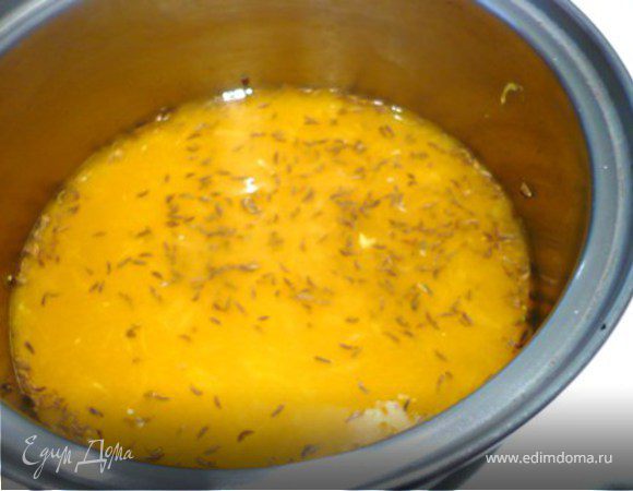 Сок, специи и пудру довести до кипения на среднем огне и поварить пару минут . Остудить в холодильнике и процедить.
