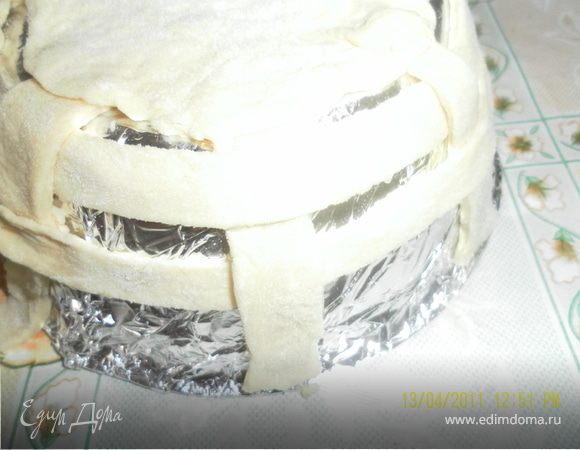 для начала ипечем корзинку,для нее берем обычное пресное тесто,как на пельмени,обернуть нашу форму фольгой,по форме дна вырезать круг из теста, остальное раскатать,порезать лентами и начинать плести края,отдельно сделаем ручку из теста , из трех ленточек в виде косички выложем в виде подковки и выпекаем минут 15