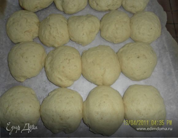 а теперь персики: взбить яйца с сахаром,длбавить растопленное  слимочное масло,сметану, соду гашенную уксусом и замесить мягкое тесто, но форму оно должно хорошо держать,не плыть, и поставить на 30 минут в холодильник. теперь подготовим форму,застелив ее бумагой и спомощью ложки выкладываеим наши половинки персиков и в разогретую духовку до готовности, не перепекать