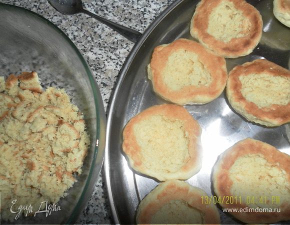  у готовых еще теплых половинок выбираем сердцевинки и смешиваем со сгущенным молоком