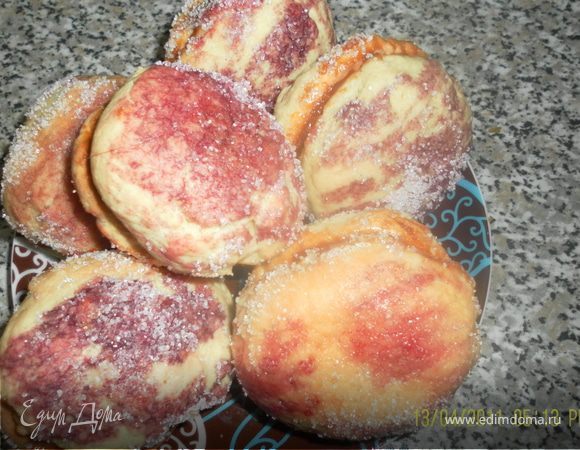 наполняем получившемся кремом и склеиваем попарно,даем застыть ,подготавливаем сок моркови и свеклы, из зеленого мармелада вырезаем листочки,вооружаемся кистью и идем творить...