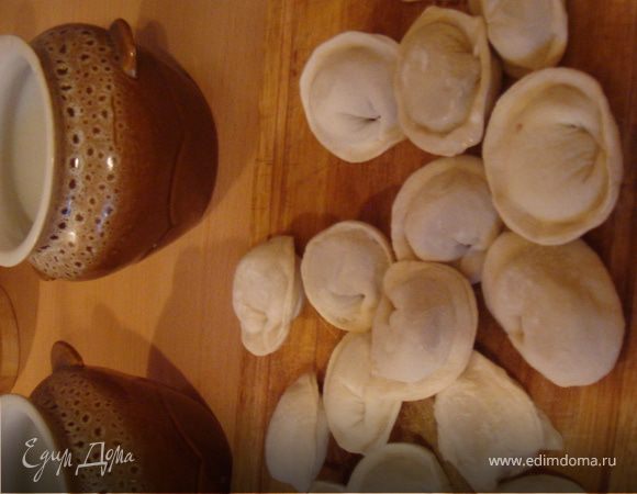 1.Приступим: лепим пельмешки: если кто в первый раз- фарш- 50/50- свинина-говядина (можно взять любой другой-просто свинина,даже курица- это уже ваши предпочтения и то,что есть в холодильнике. К фаршу добавляем мелкорезанный репчатый лук-половину нашей луковицы, соль и перец. Перемешиваем и даем настояться пока делаем тесто. Тесто- мука+вода холодная+соль. Выместить тесто таким образом,чтоб оно хорошо раскатывалось-было мягкое и эластичное. Раскатать тесто в тонкий пласт на столе-присыпанным мукой. пласт примерно не более 4-5 мм. Сделать стаканом заготовки для пельмешек-выложить в середину начинку. Слепить края- я делала в форме кружочков.
Отвариваем пельмешки до полуготовности в кипящей подсоленной воде. Как всплыли подержать минутки 3 и убрать с огня. На одну порцию-примерно по 8 пельмешек в горшочек помещается.