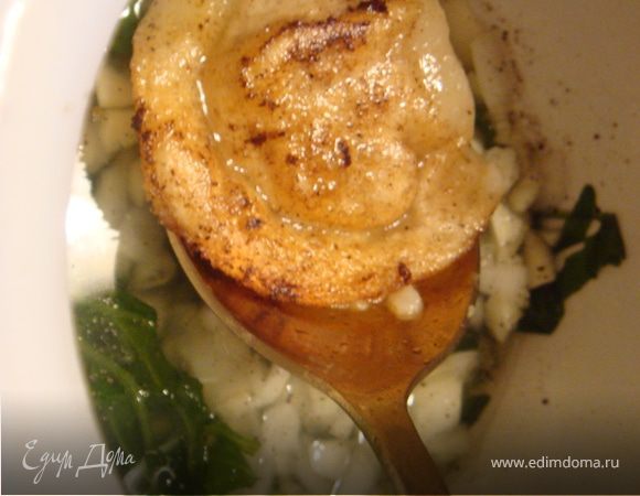 Теперь обжарим пельмешки на сливочном масле до румяной корочки.
Подготовим горшочки. Ну во-первых включаем духовку на 170-180 гр. В горшочки на дно расскладываем зелень,мелкопорезанный лук и мелкопорезанный чеснок. Солим перчим- немного добавим водички,в которой варились пельмени-по 4 ст.л. в горшочек. Выкладываем пельмешки. 