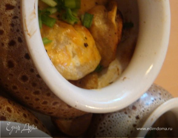 Поливаем сметаной и раскладываем произвольно нарезанный или натертый сыр. Сверху нашу красоту присыпаем базиликом и отправляем в духовку томиться минут на 15-20.
Получаются слегка зажаренные пельмешки с тонким ароматом чесночка под сырной корочкой! Очень вкусненько. Приятного аппетита!