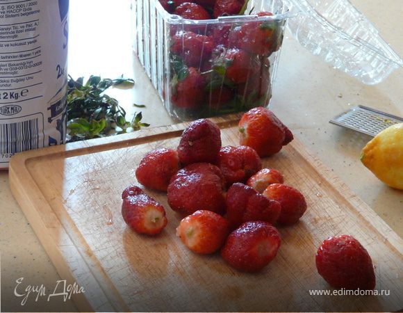 Смешать отдельно сухие и мокрые ингредиенты и соединить их аккуратно. Клубнику разрезать на 2-4 части и вмешать в тесто.