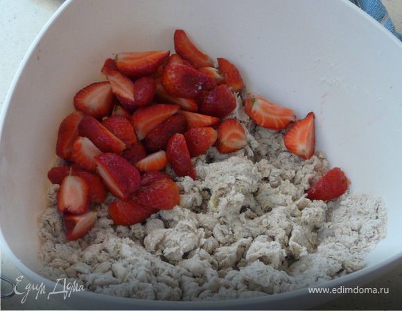 Деко выстелить бумагой. Из теста сделать 2 круглых диска (фото), каждый поделить на 4 части. Выпекать 20 мин при 175С.