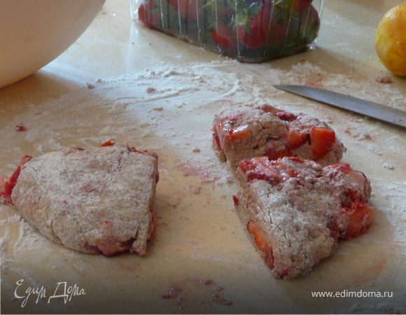 Переложить сконы на решетку и побрызгать глазурью
