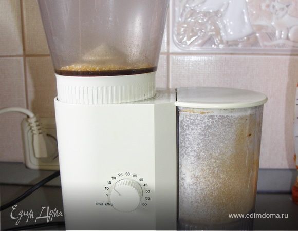 В кефир добавить сахар и соду.Яйца чуть взбить венчиком.Измельчить в кофемельнице нужные продукты.