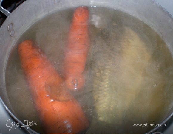 В кастрюле отварить морковь, до готовности.

 Далее к морковке переложить карась буквально на 8-10 мин.слить воду
