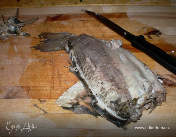 Пока карась горячий удалить шкурку с помощи ножа