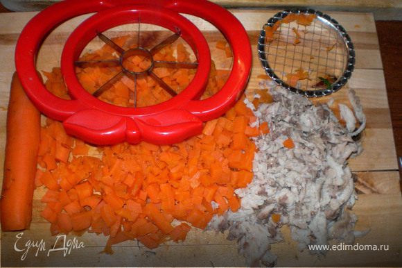 С помощью яблоко резки вырезаем длиной сердцевину морковки а,с помощью овощерезки нарезаем на мелкие квадратики(как на салате оливье). Рукам очищаем филе карася от мелких косточек и,рубим на кусочки