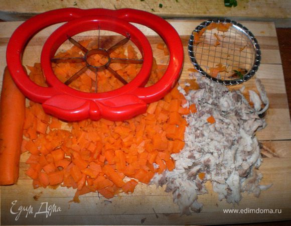 С помощью яблоко резки вырезаем длиной сердцевину морковки а,с помощью овощерезки нарезаем на мелкие квадратики(как на салате оливье).

Рукам очищаем филе карася от мелких косточек и,рубим на кусочки
