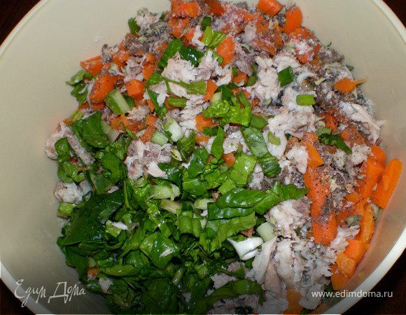 В отдельной посуде смешать  нарезанный карась,лук-кинзу,сливы,морковь, шпинат .

Добавить соль,перец,чебрец и свежо выжатый лимонный сок.  Перемешать (руками)попробовать на вкус.
