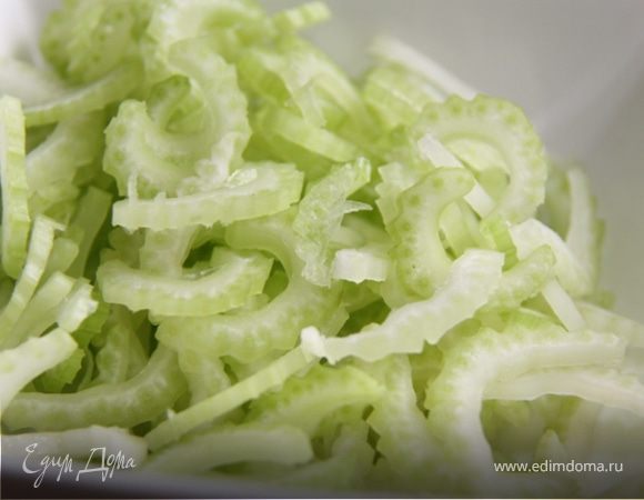 Нарежьте тонкими кусочками стебли сельдерея.