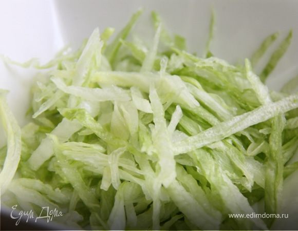  Салат айсберг нашинкуйте тонкими полосками.