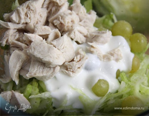 Смешайте сельдерей с виноградом или изюмом. Добавьте кусочки отварной курицы, йогурт и соль.