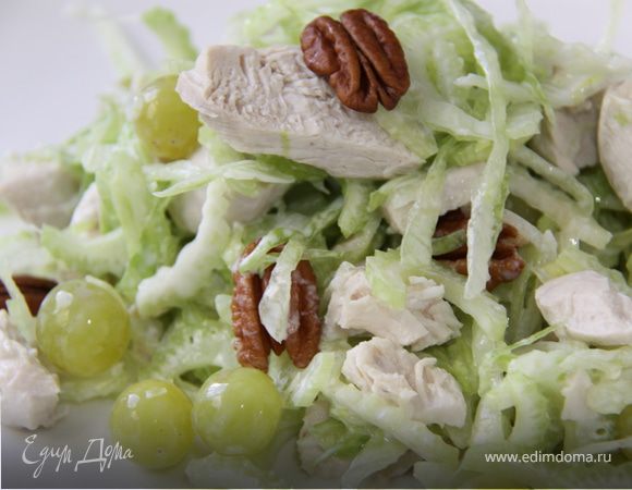 Аккуратно перемешайте и выложите ПП-салат с курицей на тарелку. Блюдо можно украсить петрушкой. Рецепт пригодится тем, кто на диете или придерживается правильного питания. 