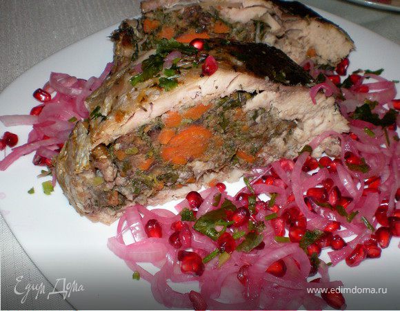 рыбу нарезать,подавать с луково-гранатовым смесью