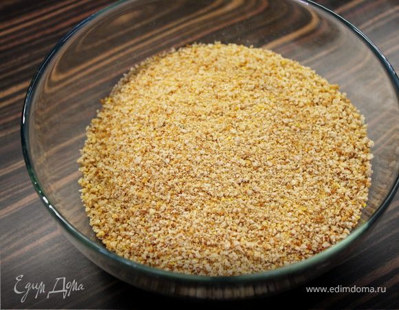 Хлеб порубить на крошки в блендере и отмерить 200 г. 