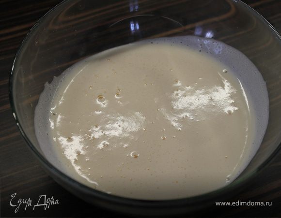 Яйца взбить до пены со щепоткой соли.