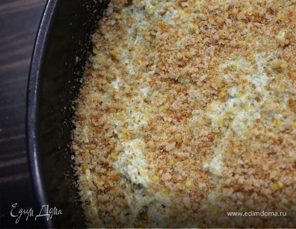 Смешать крошки с яйцами и хорошо перемешать. 