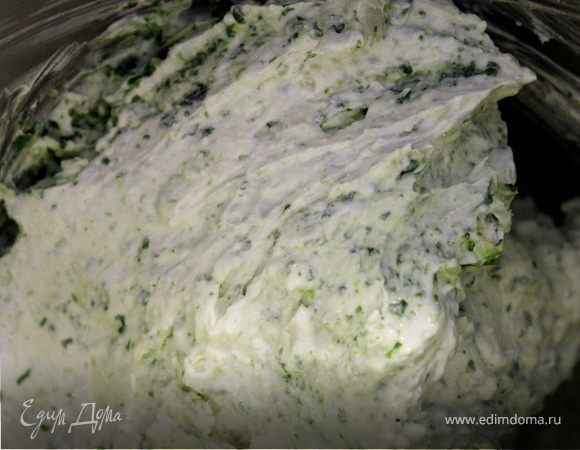 В блендер кинуть пармезан, чеснок и замороженный шпинат и раздробить на высоких оборотах. Добавить творог, яйцо и еще раз взбить прямо в блендере. Посолить немного по вкусу с учетом,что в начинке уже есть сыр .