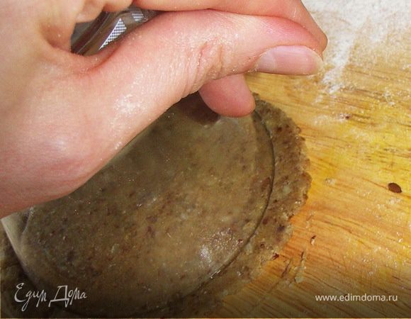 Потом решила красивых кружков наделать;)Вооружилась скалкой и широким тонкостенным стаканом...