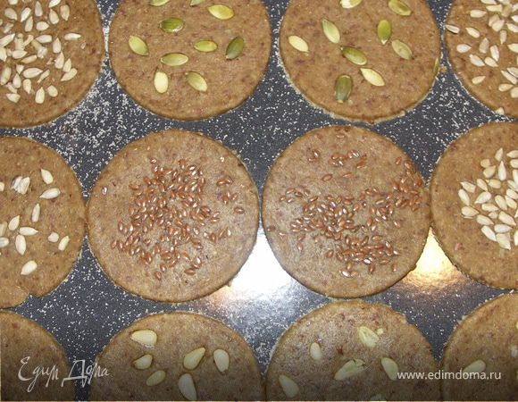 Получились вот такие симпатичные печенья.)Выложить их на противень припудренный манной крупой или ржаной мукой. 