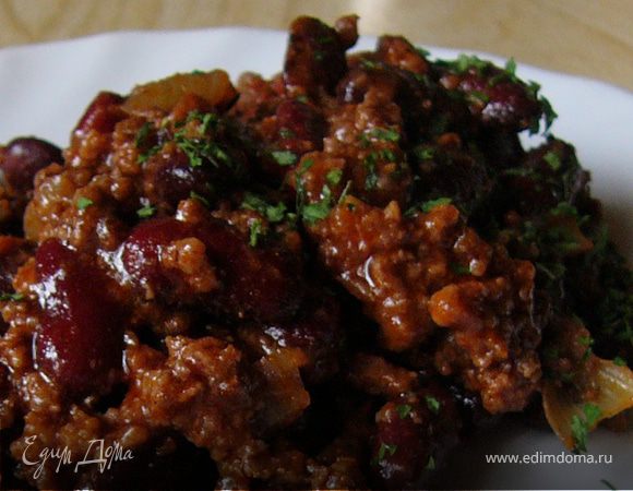 Слить лишнюю воду из банок с фасолью, оставив немного для сочности блюда. Добавить фасоль в приготовленный фарш, добавить томат-пасту, и проварить под крышкой минут 10. Можно подавать на стол!