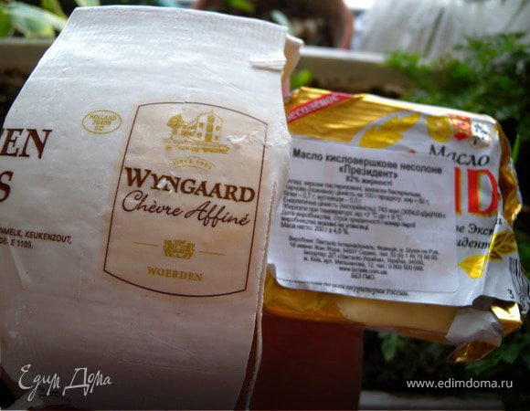 Потереть на телке или измельчить в блэндэре твердый козий сыр (можно любой другой сыр с ярко выраженным вкусом)... На водяной бане растопить масло...