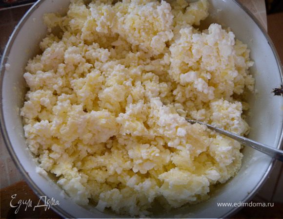 Смешать творог (крупинками), сыр, масло и вафельный корж (покрошенный. только не сильно мелко). Сделать это быстро и легко, чтобы смесь осталась рыхлой и не превратилась в "кашу"...Отправить в холодильник...