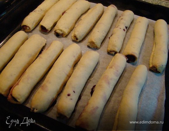 Достаем тесто и раскатываем его довольно тонко. Я сделала трафарет из бумаги размером 15*7см. и вырезала по нему тесто. Каждый кусочек должен быть одинакового размера. Таких кусочков должно быть 15. 