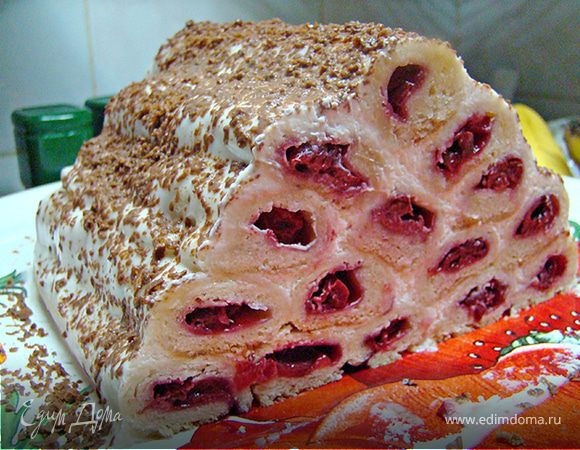 Готовые трубочки выкладываем 5-4-3-2-1. Получается горка. Каждый слой щедро промазываем кремом со взбытой сметаны с сахаром. Можно еще просыпать каждый слой измельченными орехами. Я обошлась без них. Готовый торт я посыпала тертым шоколадом и поставила пропитаться в холодильник на ночь. 