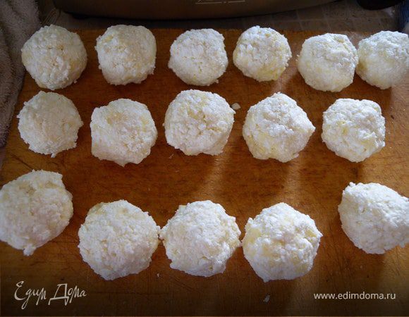 Сформировать шарики любимого размера... у меня с большой грецкий орех... только не сильно придавливайте и прижимайте, чтобы они остались рыхлыми...