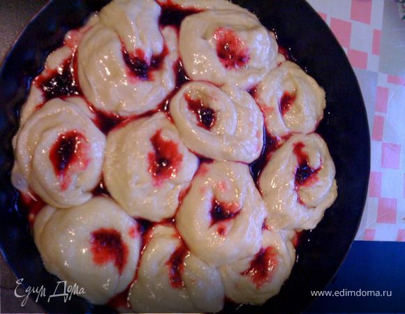 смазываем руки и нашу форму растительным маслом. на дно выкладываем тонкую лепешку из теста и распределяем по поверхности. сверху присыпать сахаром и выложить варенье или джем, повидло и т.д. оставшееся тесто поделить на несколько одинаковых частей (у меня 10), раскатать в прямоугольнички, смазать маслом и присыпать сахаром( тесто получается не очень сладкое, поэтому слой сахара зависит от вкуса) и закатать в рулетики. все рулетики поставить вертикально в форму. сверху можно присыпать еще сахаром, для тех кто любит послаще, украсить вареньем, цукатами и т.д.