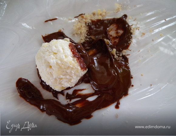 Теперь дело за шоколадом. Я хотела использовать его минимальное количество. Мне пришла в голову такая идея: на пищевую пленку выливать по 0,5-1 ч л растопленного шоколада и там его обволакивать. Если бы я просто погружала шарики в чашку с шоколадом мне его (50 г) хватило бы только на 4 шарика максимум.