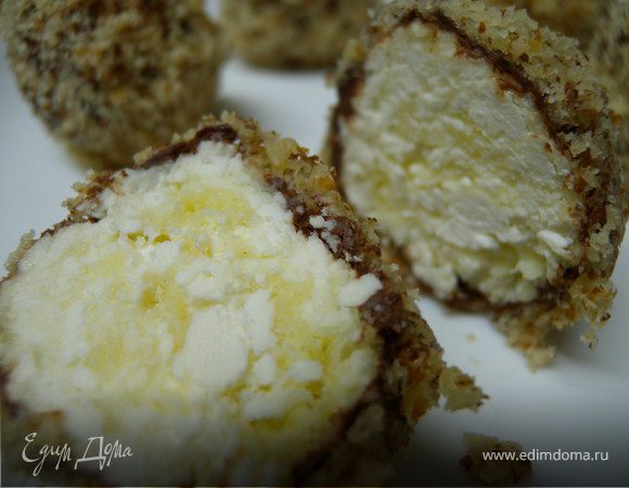 Вот такие они получились. Я специально не протерла творог через сито, бтобы шарики были структурными... и корка шоколада получилась ожидаемо тонкой но достаточно равномерной...