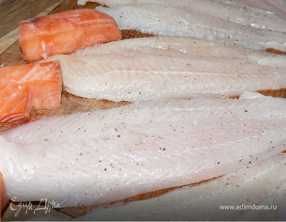 филе Пангасиуса посолить, поперчить
семгу порезать на 5 кусочков 