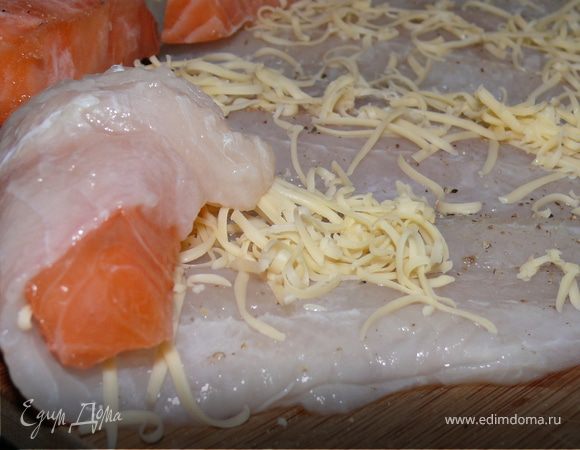 сыр потереть. филе пангасиуса посыпать тертым сыром ,положить кусочек семги, свернуть рулетом, закрепить зубочисткой.