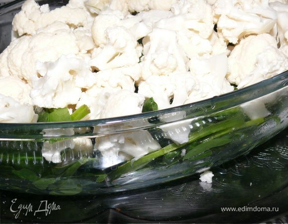 разобрать капусту на соцветия /в форму для запекания положить капусту, присолить... сверху- шпинат (много ),он потом осядет...
положить поверх рулеты, полить все сливками, посыпать сыром и запечь   в духовке минут 20-25